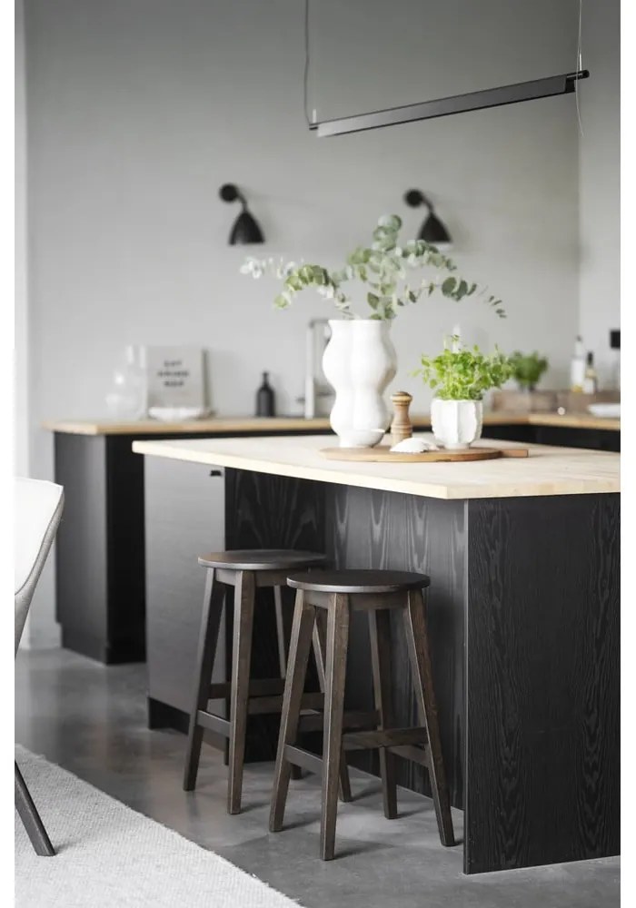 Tmavohnedé barové stoličky v súprave 2 ks z dubového dreva (výška sedadla 65 cm) Austin – Rowico