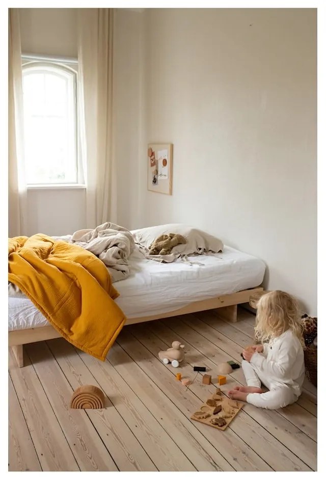 Dvojlôžková posteľ z borovicového dreva 140x200 cm – Karup Design