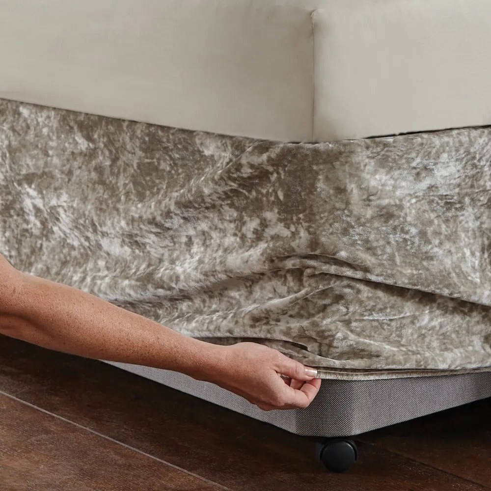 Béžový napínací zamatový poťah na rám postele 152x198 cm Crushed Velvet – Catherine Lansfield