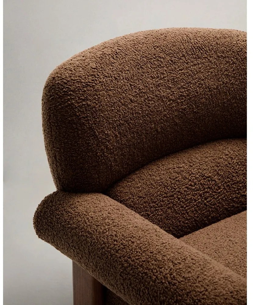 Hnedé kreslo z textílie buklé Nema – Kave Home