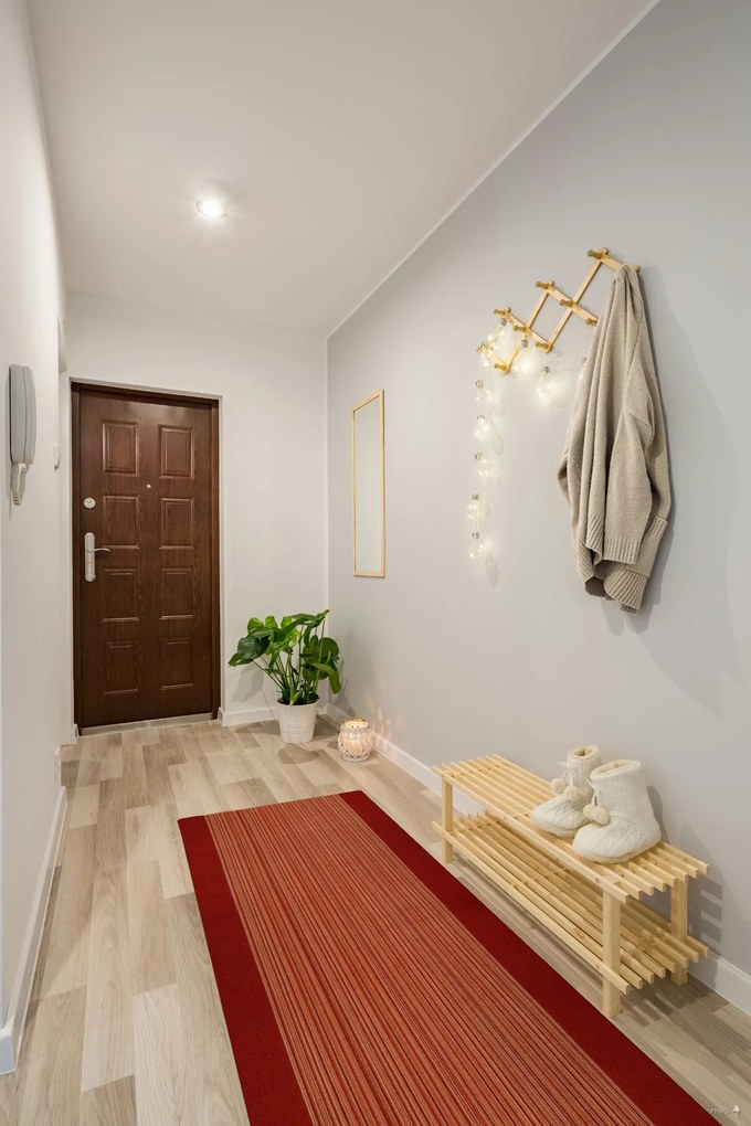 Associated Weavers, Protišmykový behúň na mieru Carnaby 84, šíre 80 cm, červená, chodba / predsieň