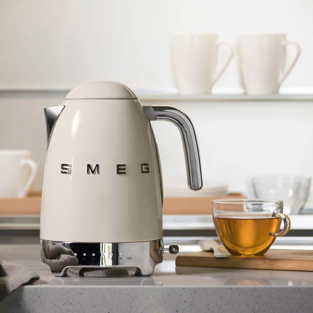Krémová rýchlovarná kanvica z nehrdzavejúcej ocele 1,7 l Retro Style – SMEG