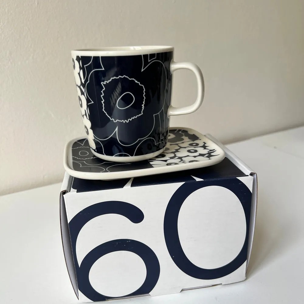 Marimekko Set Oiva Kollaasi Unikko veľký hrnček a tanierik Unikko 60th Anniversary tmavo modrý