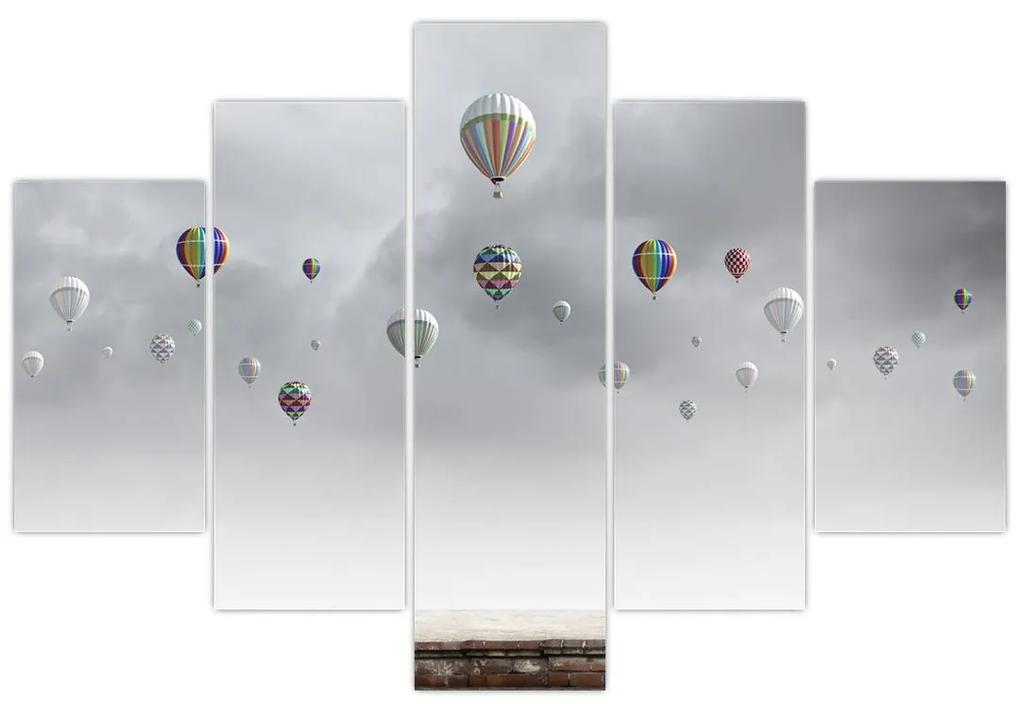 Obraz - Balóny nad tehlovou stenou (150x105 cm)