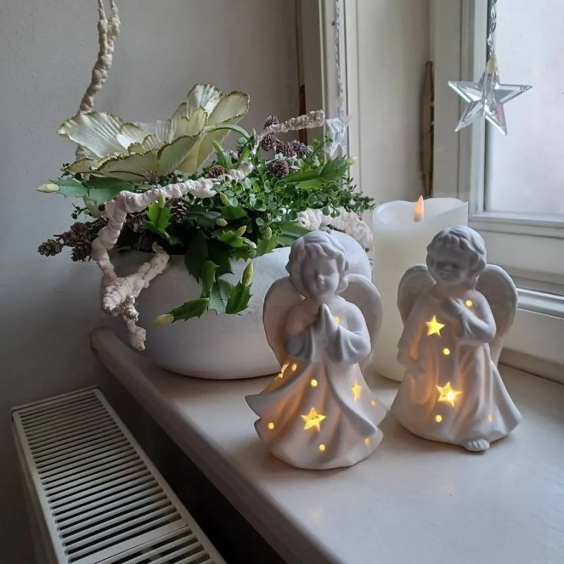 DECOLED Keramický modliaci sa anjel, 9,3 x 7,6 x 14,9 cm, teplá biela, 2xLR44