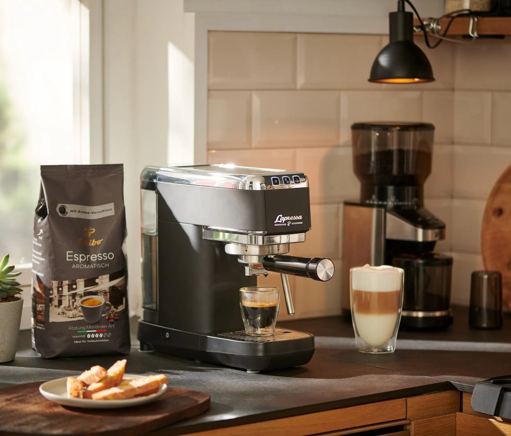 Pákový kávovar »Lapressa«, čierny