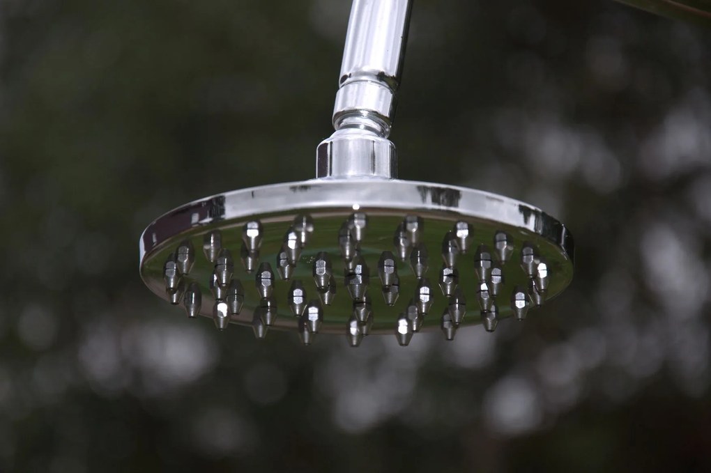 Drevená záhradná sprcha