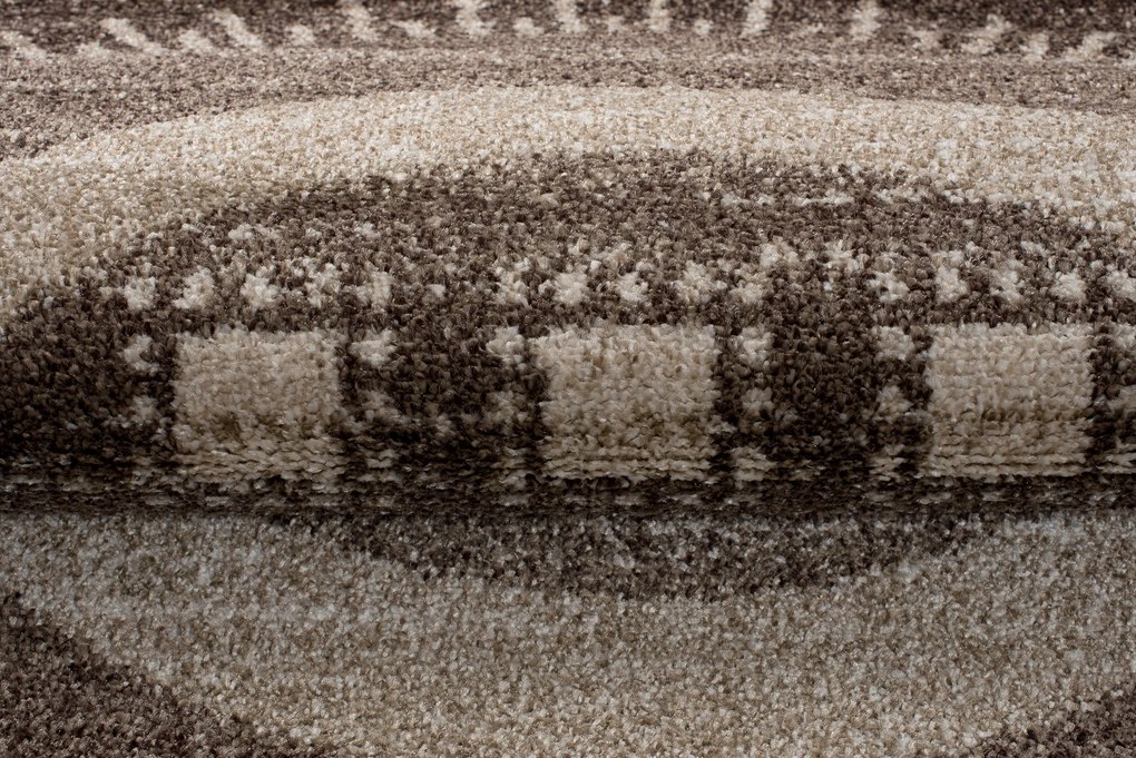 TA Koberec K189A TMAVO BÉŽOVÉ SARI KOLESO 3UX Rozmer: 150x150 cm