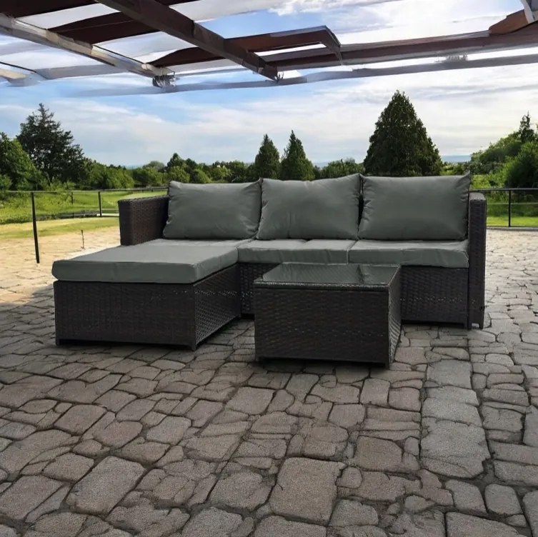 Tmavohnedá ratanová súprava so stolíkom a sivými vankúšmi