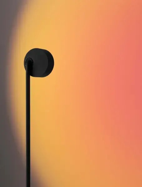 LED čierna stojaca lampa Irida so šošovkami