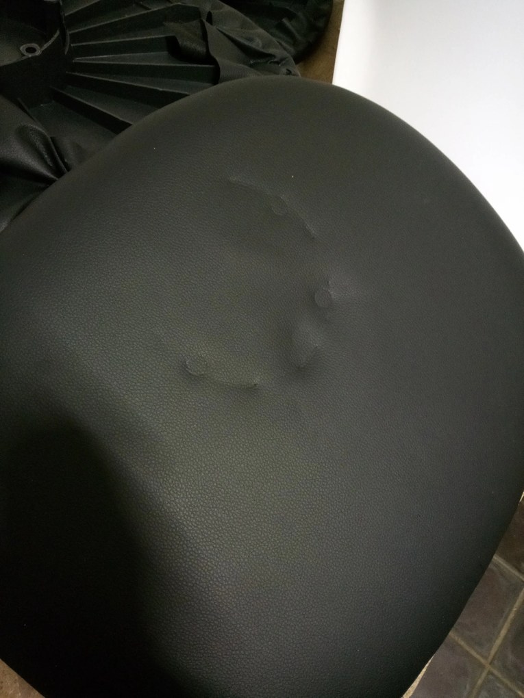 AKCIA Bielo-čierna stolička BALI MARK s čiernymi nohami II. akosť