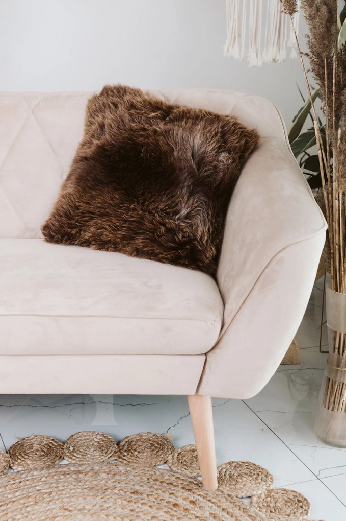 Vankúš z ovčej kožušiny hnedý