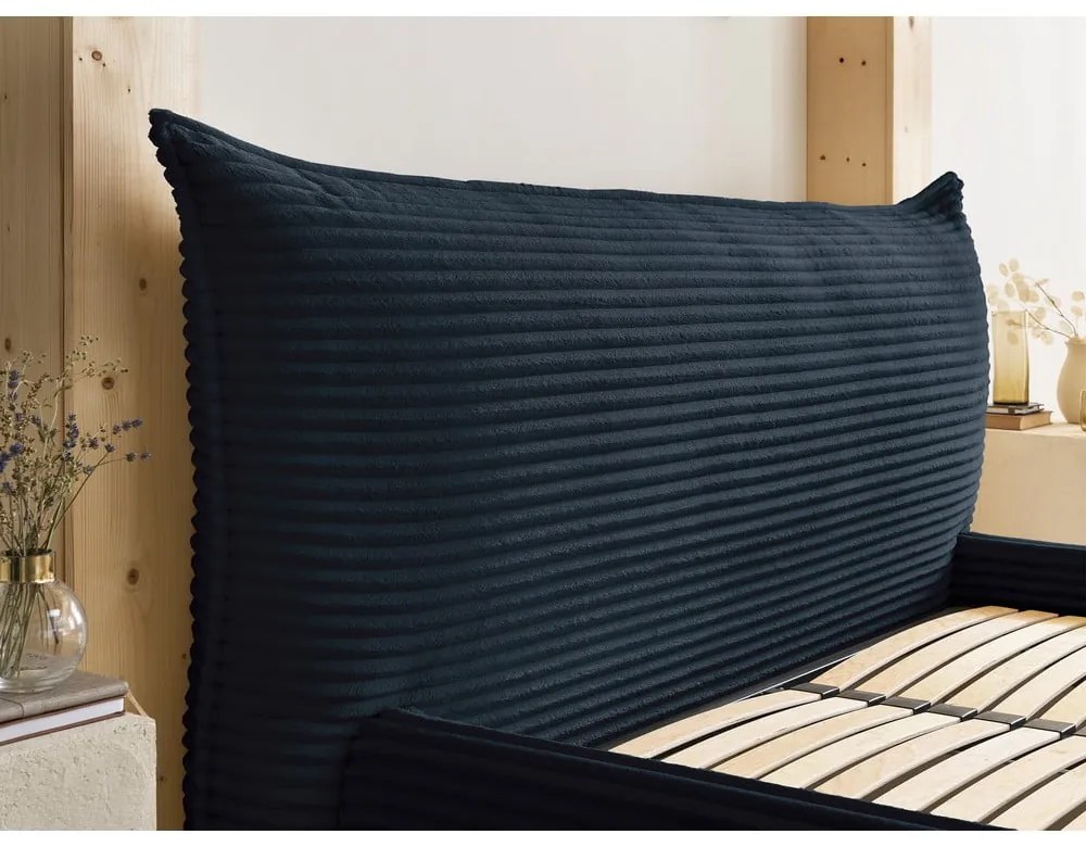 Tmavomodrá čalúnená dvojlôžková posteľ s úložným priestorom a roštom 160x200 cm Jade – Bobochic Paris