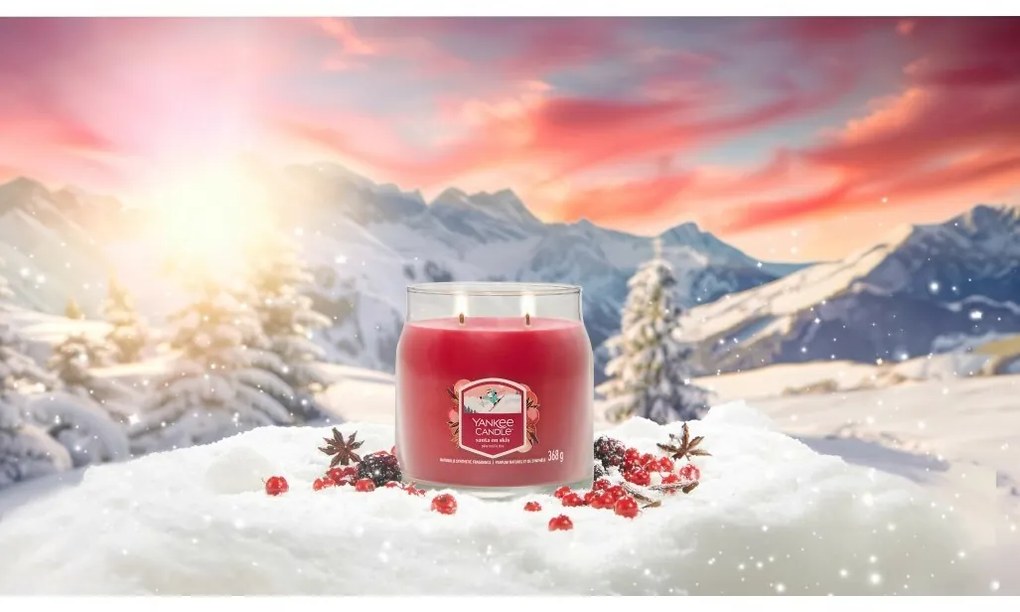 Yankee Candle vonná sviečka Signature v skle stredná Santa On Skis, 368 g, S