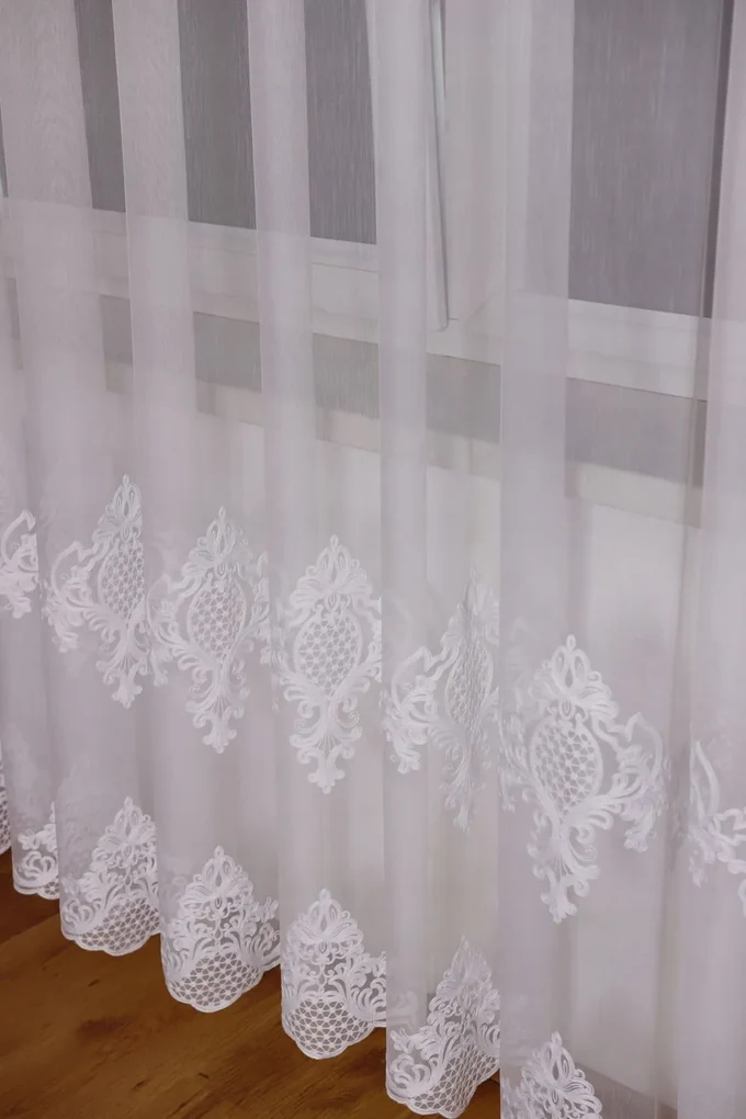Dekorstudio Biela krajková záclona SELENE - vlastný rozmer Uchytenie závesu: Dekoračné krúžky strieborné - kovové, Šírka záclony: 250cm