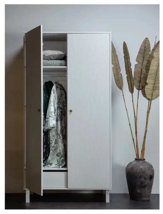 Svetlosivá šatníková skriňa z borovicového dreva 100x195 cm Madu – WOOOD