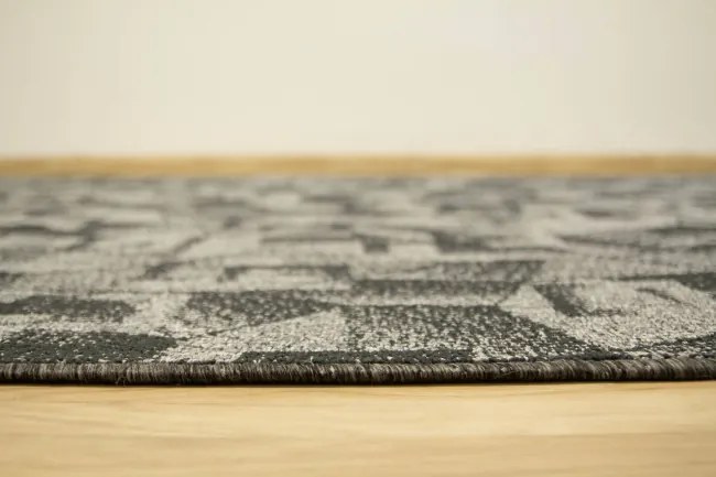 Metrážny koberec Flamingo 74 tmavo sivý / čierny