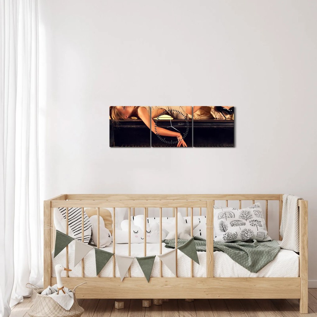 Obraz - Žena na klavíri (s hodinami) (90x30 cm)