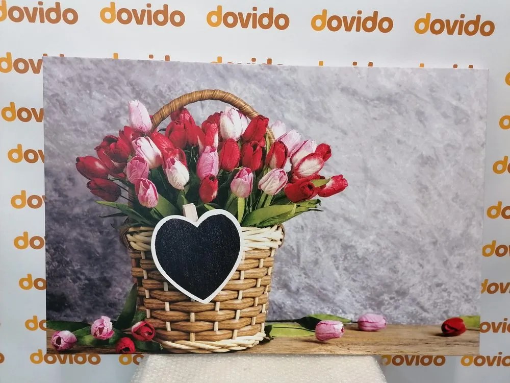 Obraz červené tulipány v drevenom košíku