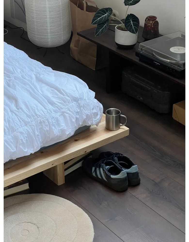 Dvojlôžková posteľ z borovicového dreva s roštom 140x200 cm Japan – Karup Design