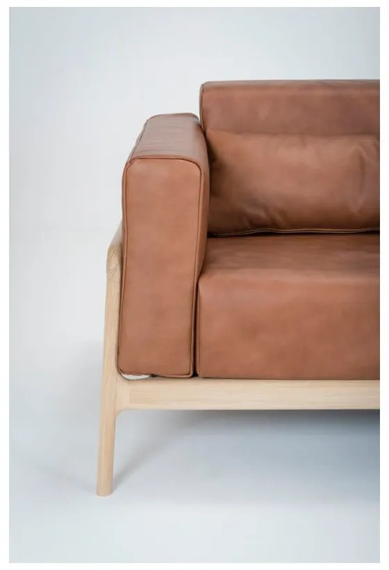 Koňakovohnedá pohovka z byvolej kože s konštrukciou z masívneho dubového dreva Gazzda Fawn, 210 cm