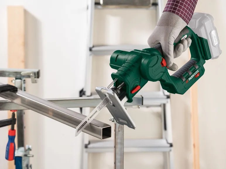 Parkside®  Aku priamočiara a chvostová píla Psssa 20 Li B2 + Akumulátor 20 V/4 Ah PAP 20 B3 + Nabíjačka 20 V/4,5 A PLG 20 C3  (800011213)