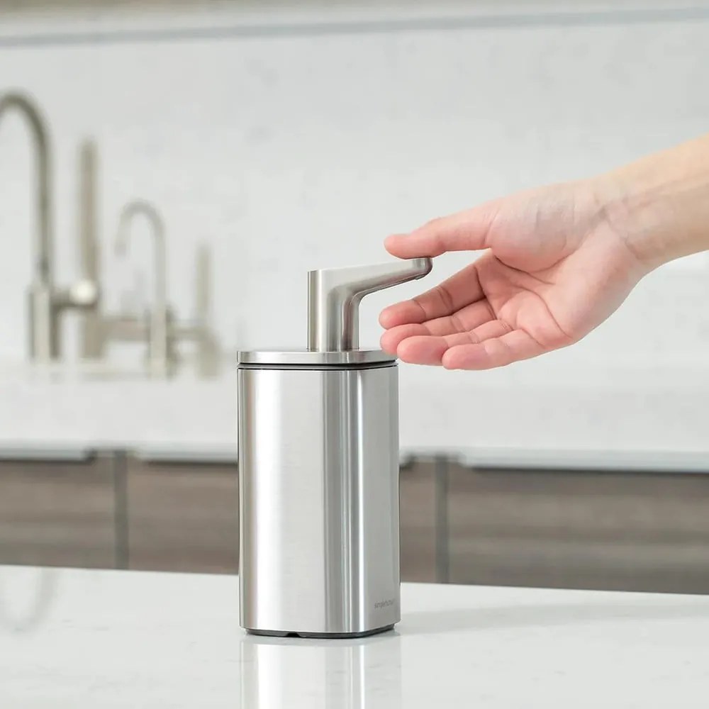 Dávkovač mydla z nerezovej ocele v striebornej farbe 295 ml - simplehuman