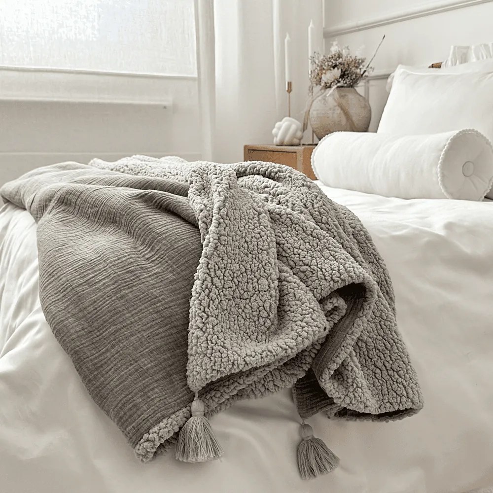 Obojstranný prehoz z mušelínu a umelej kožušiny šedá melange 140x200 cm