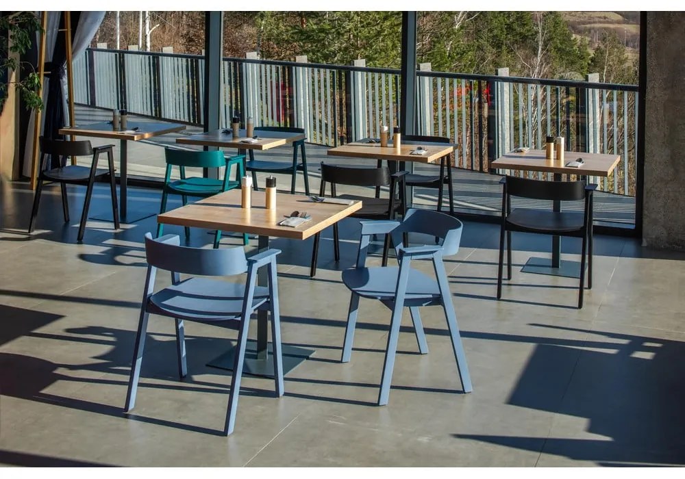 Modrá jedálenská stolička s podrúčkami z dubového dreva Flip – Gazzda