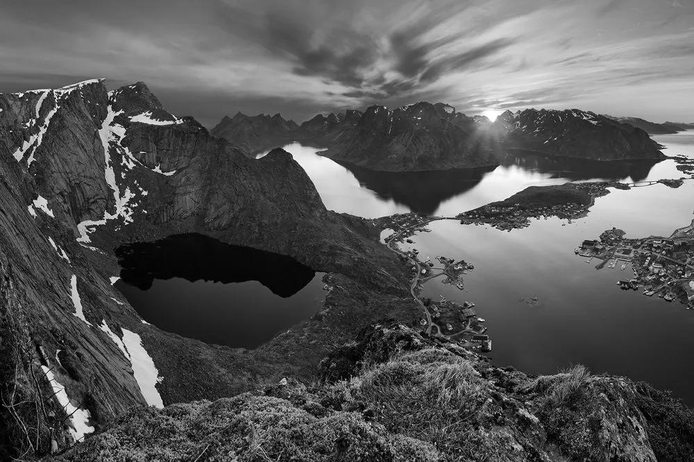 Fototapeta čiernobiely pohľad na veľkolepú horskú krajinu