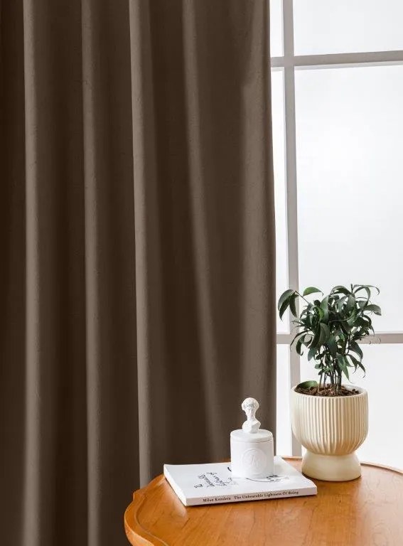 Hnedý zatemňovací záves VELVET 135x250 cm Zavesenie: Riasiaca páska