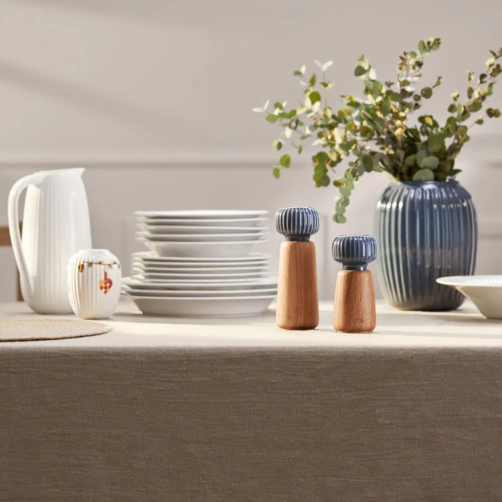 Mlynček z dubového dreva na korenie s antracitovým detailom z porcelánu Kähler Design Hammershoi, výška 13 cm