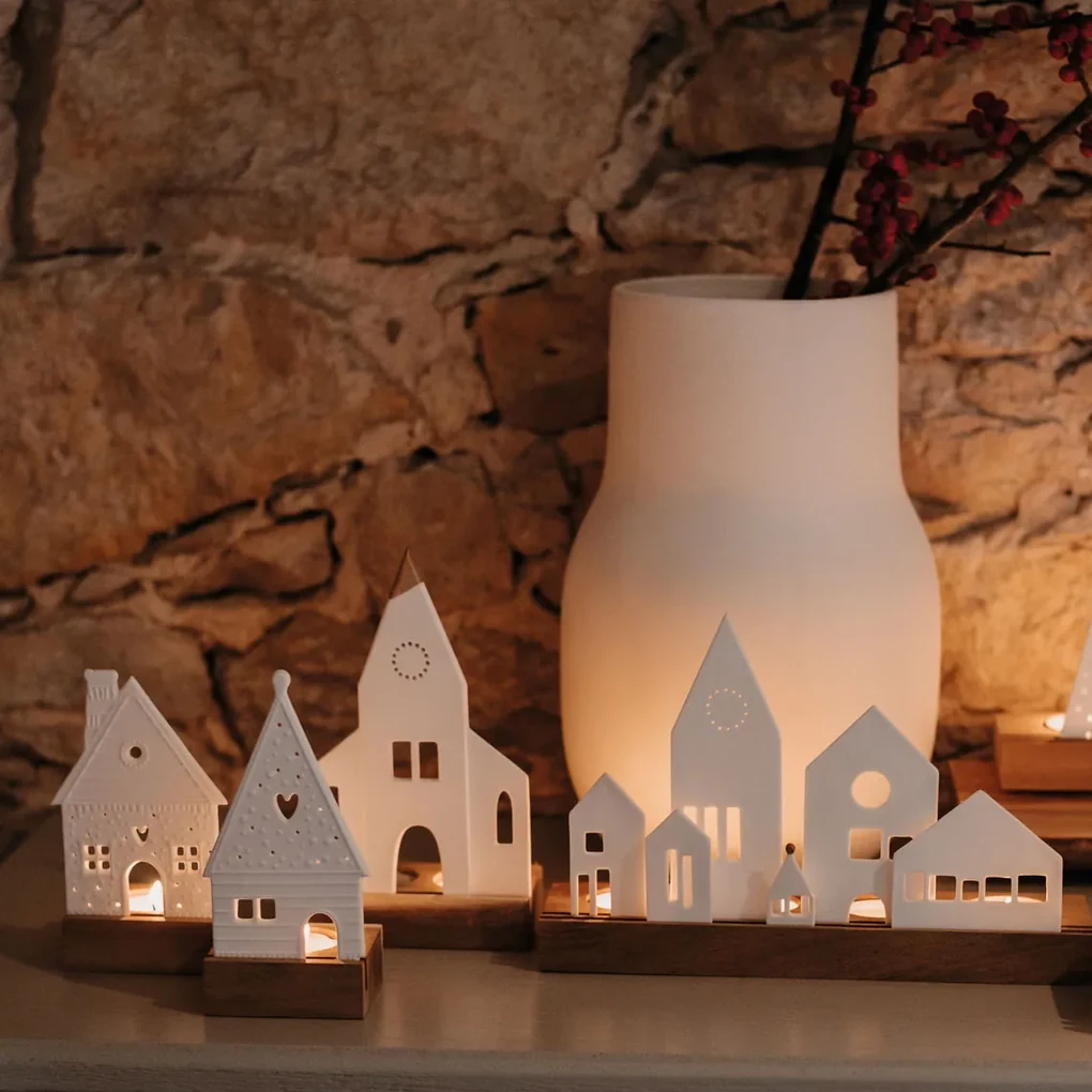 Sviečka KOSTOL z porcelánu a akáciového dreva