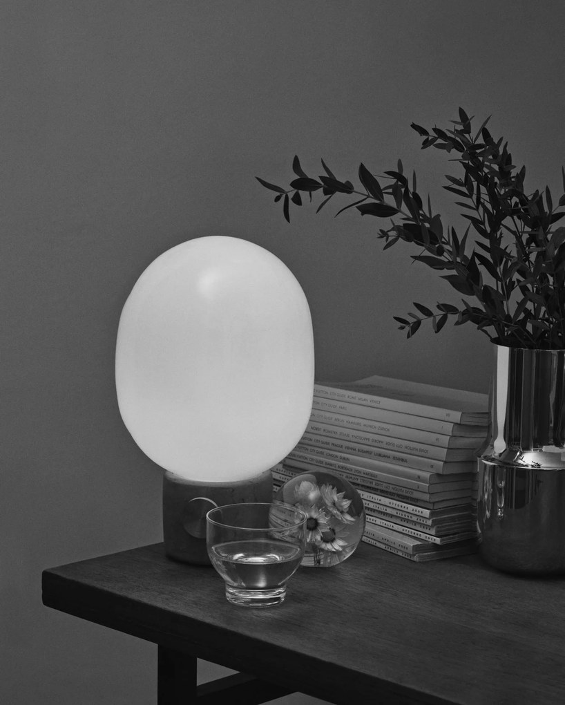 Audo Copenhagen Stmievateľná stolná lampa JWDA Concrete Light Grey/Brass