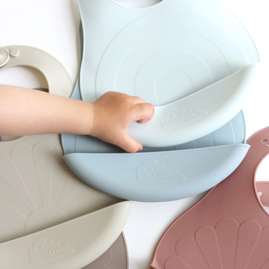 Cam Cam ApS Silikónový podbradník s vreckom Flower Rose Mix – set 2 ks