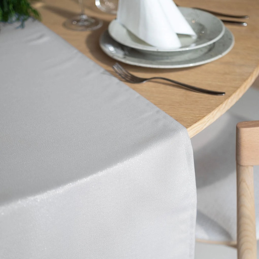Goldea vianočný exkluzívny behúň na stôl - strieborný s trblietkami 50x120 cm