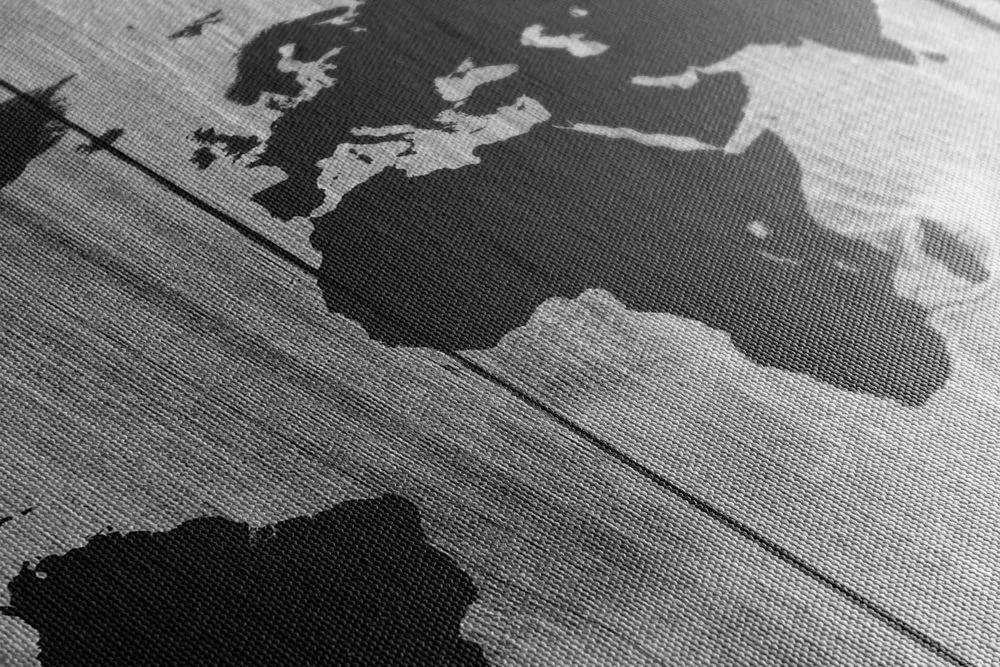 Obraz čiernobiela mapa na drevenom pozadí - 120x80