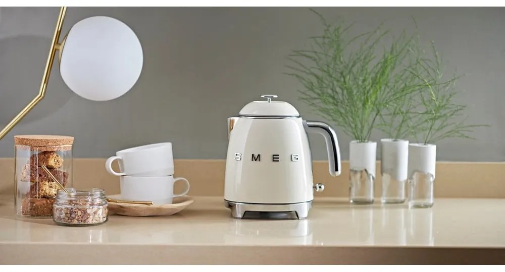 Krémová rýchlovarná kanvica z nehrdzavejúcej ocele 800 ml Retro Style – SMEG