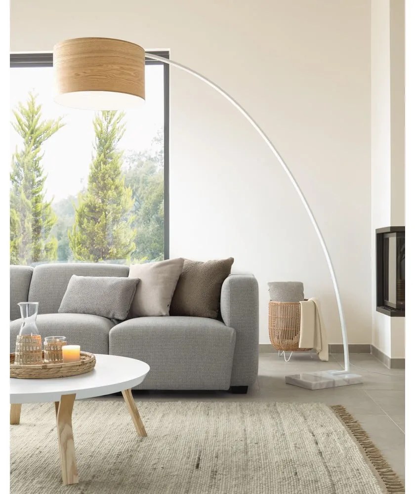 Biela/v prírodnej farbe stojacia lampa s dreveným tienidlom (výška 210 cm) Juhe Ash – Kave Home