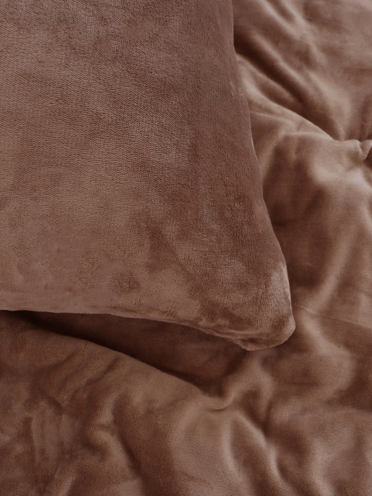 Obliečka na vankúš mikroplyš 40 × 40 cm –  Laura mocha mousse