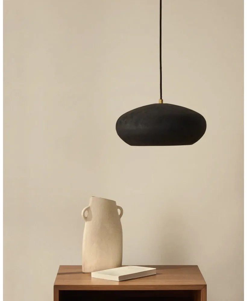 Čierne závesné svietidlo s kovovým tienidlom ø 30 cm Inda – Kave Home