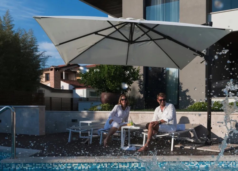 Štýlový sivý slnečník MINI ROMA 2,5 × 2,5 m