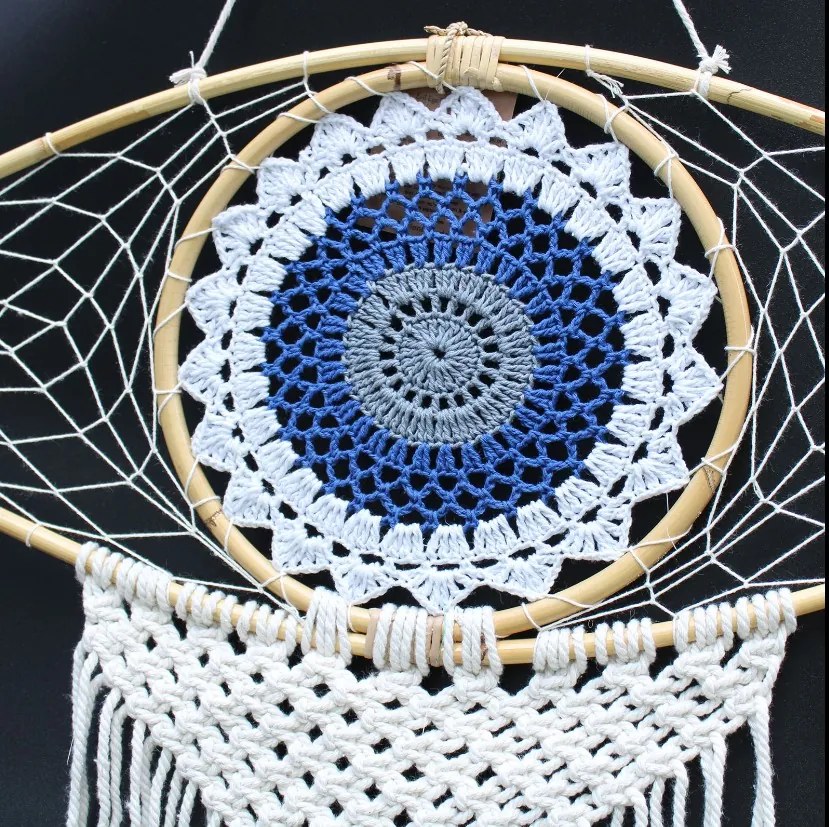 Ochranný Lapač Snov -Stredný - Macramé - Biela / Modrá / Šedá