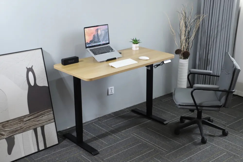 Výškovo nastaviteľný elektrický stôl BestBerg BBAT-14BWD / rozmer 140x70 cm / výška 93,4-125,4 cm / čierna/drevo