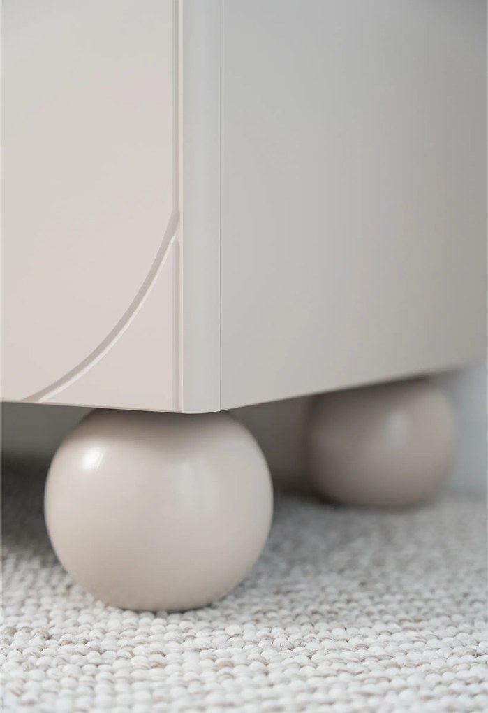 Trojdverová komoda Sonatia II 150 cm - kasmír / guľové nohy