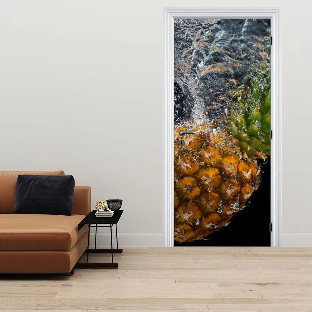 Fototapeta na dvere - Ananás vo vode (95x205cm)