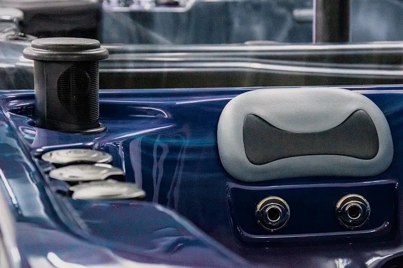 Akrylátová vírivka Everest - vystavený model, farba akrylu mramorovo-modrá, farba bočnice hnědá