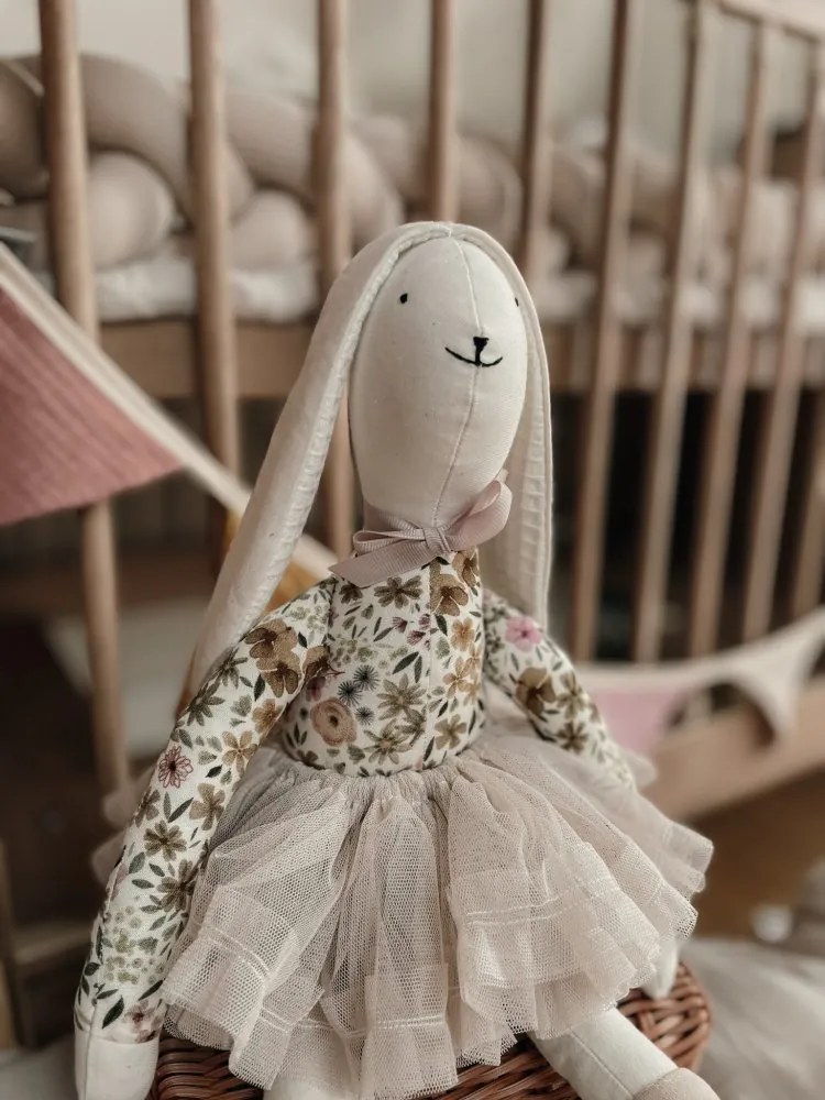 Plyšový zajačik jarné kvety v béžovej sukni s menom dieťaťa
