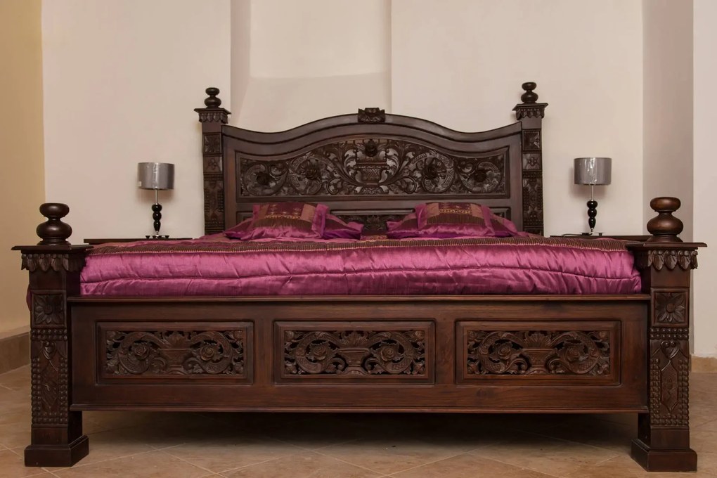 Vyřezávaná postel královská Medová