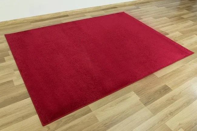 Metrážny koberec Dynasty 58 bordový